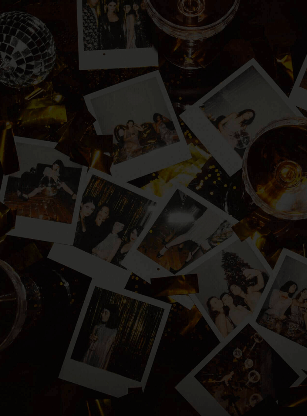 Eine verstreute Anordnung von Sofortbildern, die feiernde Menschen zeigen, umgeben von Sektgläsern, goldenen Bändern und einer kleinen Discokugel, die eine festliche Partyatmosphäre schaffen.